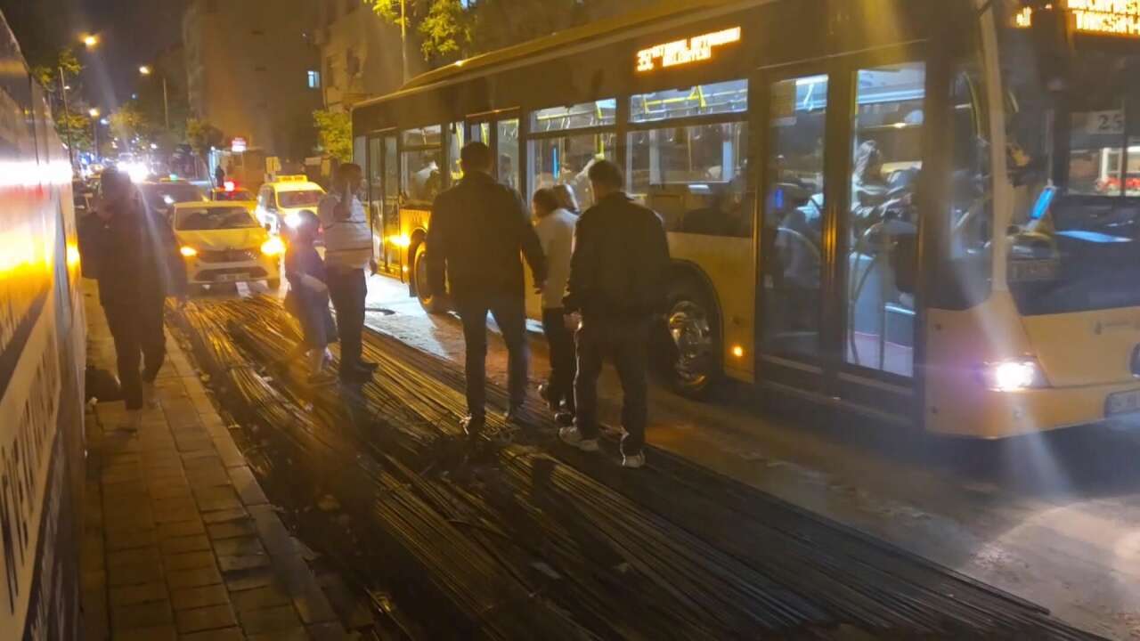 Otobüste korkunç olay! Kadın yolcunun ayağına inşaat demiri saplandı 4